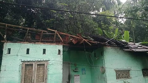 roof of the house collapsed due to strong winds in chathamattam