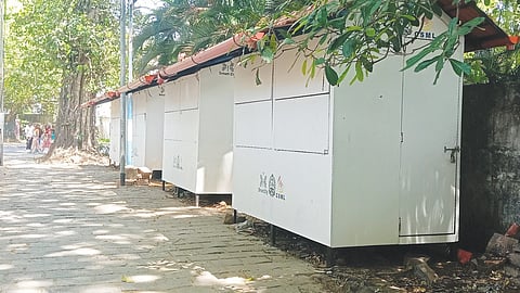 നോക്കുകുത്തികളായി സ്മാർട്ട് സിറ്റി തട്ടുകടകൾ