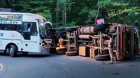 lorry overturned at thamarassery churam