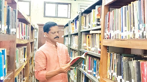 പുസ്തകങ്ങളെ നെഞ്ചോടു ചേർത്ത് വിത്സൻ മേച്ചേരി