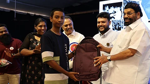 'റീച്ച് വേൾഡ് വൈഡ് '- ജീവകാരുണ്യ സംഘടനയുടെ സൗജന്യ പഠനോപകരണ വിതരണം സംസ്ഥാനതല ഉദ്ഘാടനം മന്ത്രി വി.എൻ. വാസവൻ നിർവഹിക്കുന്നു. പ്രസിഡന്റ് ഡോ. മാത്യു കുരുവിള, ചെയർമാനായി സ്ഥാനമേറ്റ റോണക്ക് മാത്യു, സോഷ്യൽ മീഡിയ ഇൻഫ്ലുവവൻസർ താടിക്കാരൻ, കടൽ മച്ചാൻ എന്നിവർ സമീപം.