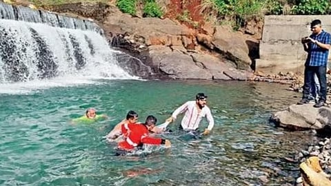 4 college students drowned in raigad dam in mumbai during trekking