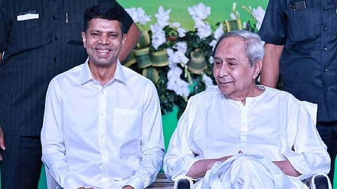 വി.കെ. പാണ്ഡ്യൻ നവീൻ പട്നായിക്കിനൊപ്പം