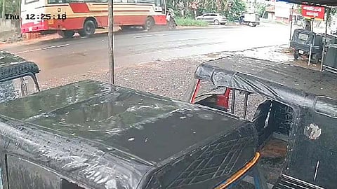 മലപ്പുറത്ത് കെഎസ്ആർടിസി ബസ് ഇടിച്ച് അച്ഛനും അമ്മയും മകളും മരിച്ചു