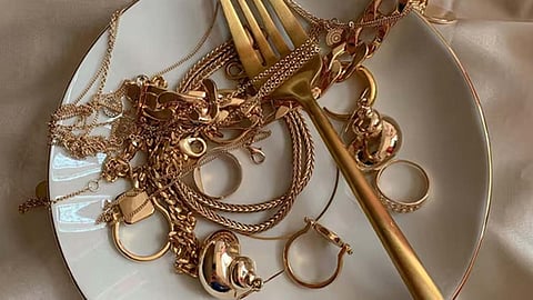 6 കോടി രൂപ വാങ്ങി യുഎസ് വനിതയ്ക്ക് വിറ്റത് വെറും 300 രൂപയുടെ ആഭരണങ്ങൾ