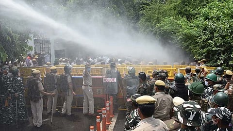 ജലക്ഷാമത്തിനെതിരേ പ്രതിഷേധിച്ചവരെ ജലപീരങ്കി കൊണ്ട് തടഞ്ഞ് ഡൽഹി പൊലീസ്