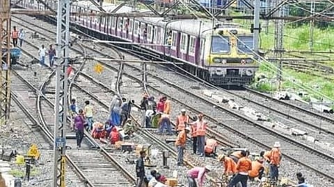 സി എസ് എം ടി താനെ സ്റ്റേഷനുകളിലെ പ്ലാറ്റ്ഫോം വിപുലീകരണ ജോലികൾ പൂർത്തിയായി: 63- മണിക്കൂർ മെഗാ ബ്ലോക്ക് അവസാനിച്ചതായി റെയിൽവേ