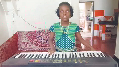 Vyga playing key board