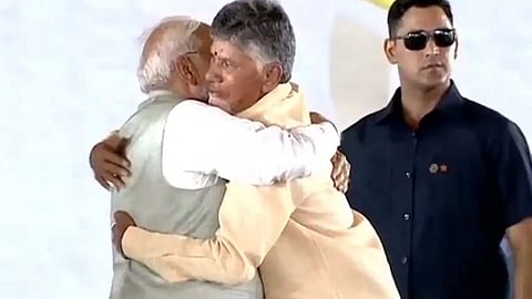 ആന്ധ്ര മുഖ്യമന്ത്രിയായി അധികാരമേറ്റ് ചന്ദ്രബാബു നായിഡു; ആലിംഗനം ചെയ്ത് മോദി