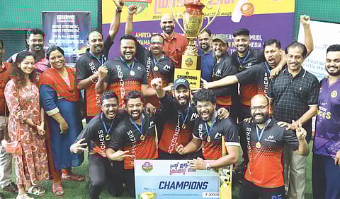 മെട്രൊവാർത്ത ടീം ട്രോഫിയുമായി