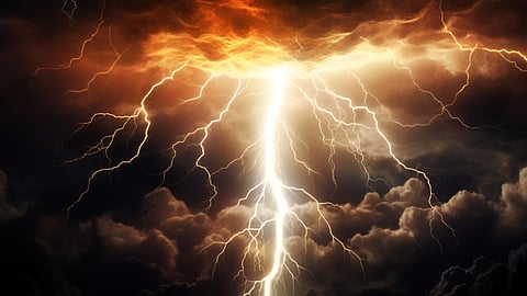 കനത്ത മഴയ്ക്കിടെ മരച്ചുവട്ടിൽ നിന്ന സഹോദരങ്ങളായ കുട്ടികൾ മിന്നലേറ്റ് മരിച്ചു