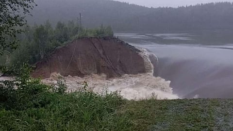 റഷ്യയിൽ ഡാം തകർന്നു