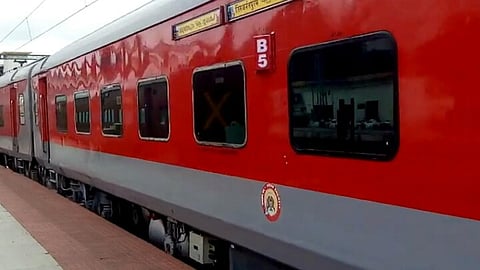 പാൻട്രി കാർ ബോഗി തകരാർ; ഒന്നര മണിക്കൂറിലധികം കേരള എക്സ്പ്രസ് കോട്ടയത്ത് പിടിച്ചിട്ടു