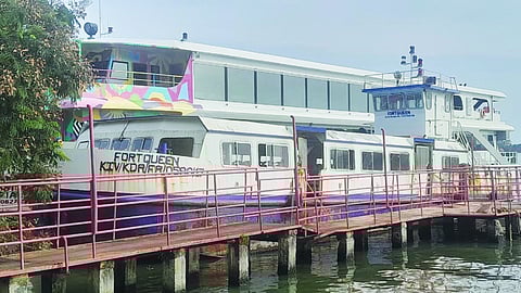 എറണാകുളം മറൈൻ ഡ്രൈവിൽ തുരുമ്പെടുത്ത് നശിക്കുന്ന ഫോർട്ട് ക്വീൻ ബോട്ട്.