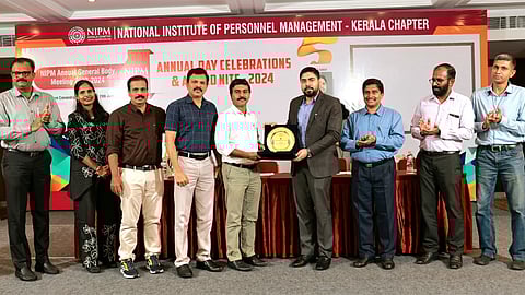 സിയാല് മാനേജിങ് ഡയറക്റ്റര് എസ്. സുഹാസില് നിന്ന് നിറ്റ ജലാറ്റിന് ജനറല് മാനെജര് പോളി സെബാസ്റ്റ്യന്, എച്ച്ആര് ഹെഡ് എസ്.എസ്. സൂരജ്, സിഎസ്ആര് മാനെജര് എബി നെല്സണ് എന്നിവര് ചേര്ന്ന് പുരസ്കാരം ഏറ്റുവാങ്ങുന്നു.