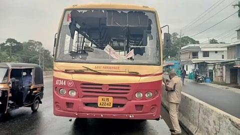 അമ്പലപ്പുഴയിൽ കെ.എസ്.ആർ.ടി.സി ബസിന് നേരെ സാമൂഹ്യ വിരുദ്ധർ കല്ലെറിഞ്ഞു