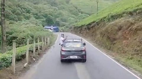 മൂന്നാറില് വീണ്ടും വാഹനത്തില് വിനോദ സഞ്ചാരികളുടെ സാഹസികയാത്ര| Adventures of tourists by vehicle again in Munnar