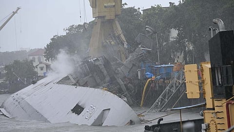 ഐഎൻഎസ് ബ്രഹ്മപുത്രയ്ക്ക് തീ പിടിച്ചു; ഒരു നാവികനെ കാണാനില്ല