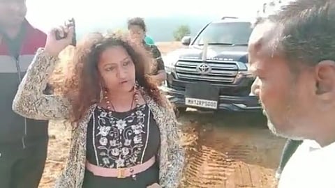 Puja Khedkar's mother threatening farmers with a gun.