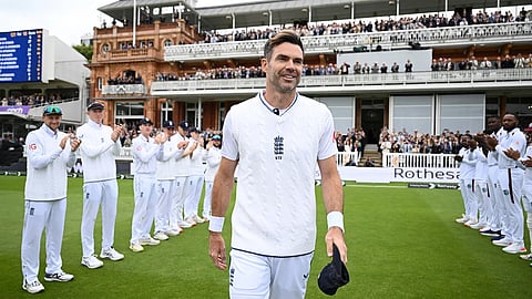 James Anderson given guard of honor by England and West Indies players