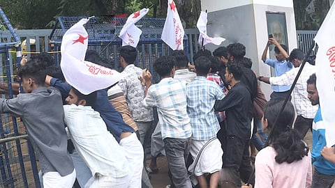 sfi protest in gurudeva college koyilandy
