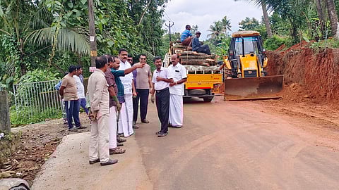 മലയിൻകീഴ് - തൃക്കാരിയൂർ റോഡ് പൊതുജന സഹകരണത്തോടെ വീതി വർധിപ്പിക്കുന്നു