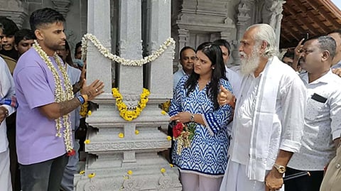 സൂര്യകുമാറും ഭാര്യ ദിവിഷയും ക്ഷേത്രത്തിൽ