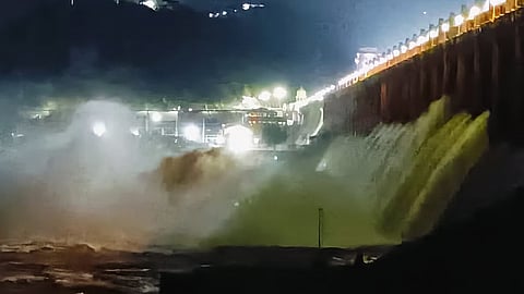 tungabhadra dam gate snaps causing sudden outflow of 35000 cusec water into the river