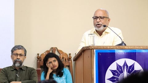 കേരള മീഡിയ അക്കാദമി ഇൻസ്റ്റിറ്റ്യൂട്ട് ഓഫ് കമ്യൂണിക്കേഷൻ സംഘടിപ്പിച്ച മാധ്യമ വിദ്യാർഥികളുമായുള്ള സംവാദത്തിൽ സംസ്ഥാന വിവരാവകാശ കമ്മീഷണർ ഡോ. എ.എ. ഹക്കിം സംസാരിക്കുന്നു.