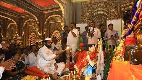 താനെയിലെ ഗണേഷ് മണ്ഡലിൽ പൂജ നടത്തുന്ന മഹാരാഷ്ട്ര മുഖ്യമന്ത്രി ഏകനാഥ് ഷിൻഡെ Maharashtra Chief Minister Eknath Shinde ar Thane Ganesh Mandal