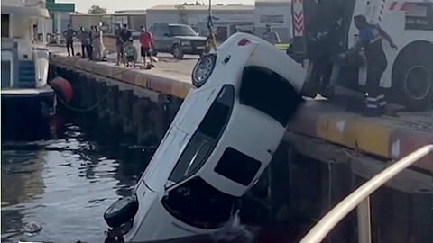 തെന്നി വീണ കാർ കടലിൽ പാർക്ക് ചെയ്തിരുന്ന യോട്ടിൽ ഇടിച്ചാണ് കടലിൽ പതിച്ചത് | Car falls to sea from bridge