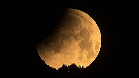 ഗ്രഹണ ഘട്ടം തുടങ്ങുന്നത് പുലർച്ചെ | Partial lunar eclipse in UAE