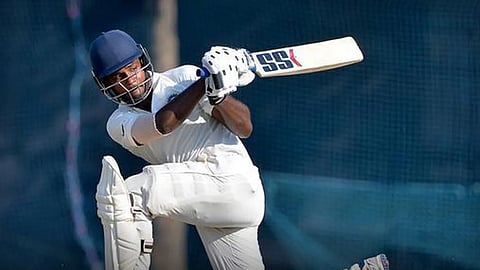India D team wicket keep batter Sansu Samson plays a sweep shot against India B in Duleep trophy ഇന്ത്യ ബി ടീമിനെതിരേ സ്വീപ്പ് ഷോട്ട് കളിക്കുന്ന ഇന്ത്യ ഡി വിക്കറ്റ് കീപ്പർ ബാറ്റർ സഞ്ജു സാംസൺ