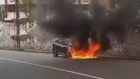 running car caught fire at aluva