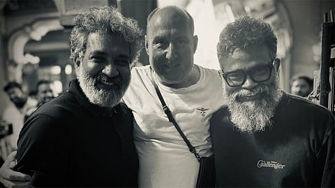 Rajamouli visits Pushpa 2 set രാജമൗലിക്ക് ഊഷ്മളമായ വരവേൽപ്പ് നൽകി 'പുഷ്പ 2' അണിയറപ്രവർത്തകർ