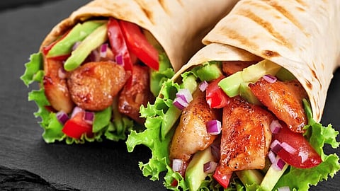 Controversy over shawarma; In Kollam, the employee was stabbed and the hotel owner was beaten up