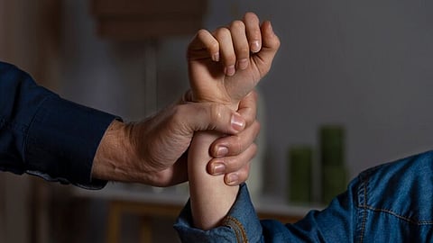 21-year-old gang raped in Pune യുവതിയും ആൺ സുഹൃത്തും വെളിച്ചക്കുറവുള്ള, വിജനമായ സ്ഥലത്തു കൂടി പോകുമ്പോഴാണ് ആക്രമിക്കപ്പെട്ടത്