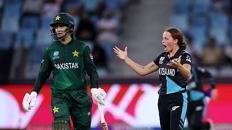 54 റൺസിനു ജയിച്ച ന്യൂസിലൻഡ്, ഓസ്ട്രേലിയക്കൊപ്പം ഗ്രൂപ്പ് എയിൽനിന്ന് സെമി ഫൈനലിലേക്കു മുന്നേറി Pakistan-w vs New Zealand-w ICC women's t20 world cup