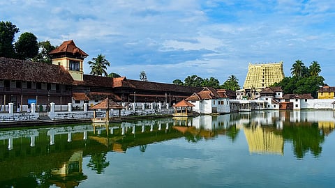 സംഭവത്തിൽ ഉത്തരവാദികളായ ഉദ്യോഗസ്ഥർക്കെതിരെ ഉചിതമായ നടപടി സ്വീകരിക്കണമെന്നും കോടതി പറഞ്ഞു Chicken Biriyani on Padmanabha Swamy temple premises