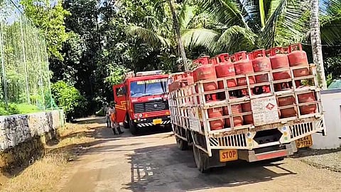 There was a gas leak from the lorry that was carrying the gas cylinder and the fire brigade arrived and averted the accident