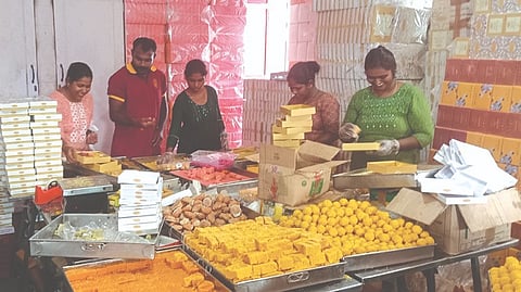 ദീപാവലി മധുരമാക്കാൻ പലഹാര വിപണി സജീവം | Kochi set for Diwali with 108 sweets