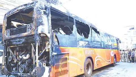 ബസിന് പിന്നിൽ നിന്നാണ് തീപടർന്നതെന്ന് ജീവനക്കാർ പറയുന്നു|ksrtc low floor bus caught fire in kochi