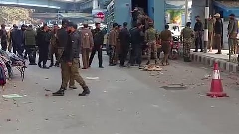 Bomb attack in Srinagar; 10 people injured