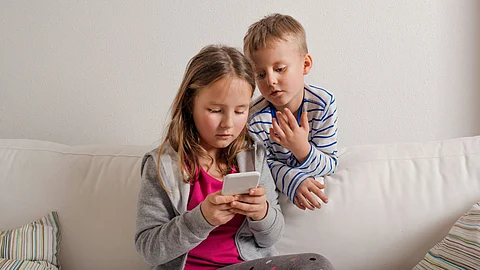 australia move to ban social media on teenagers