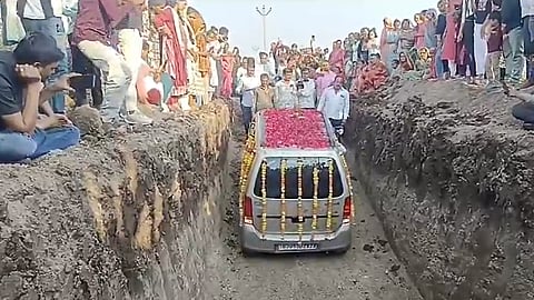Gujarat family performs last rites for lucky car
