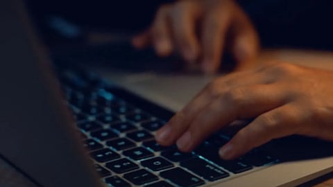 ജോലി സമ്മർദം: യുവാവ് സ്വന്തം വിരലുകൾ മുറിച്ചുമാറ്റി! Youth chops off fingers due to work pressure