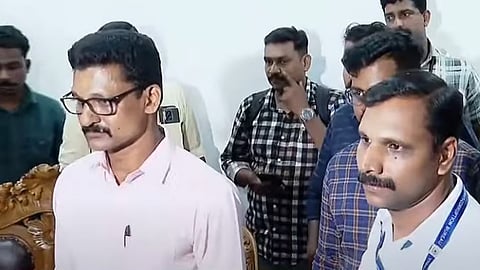 vigilance caught indian oil corporation dgm while accepting bribe