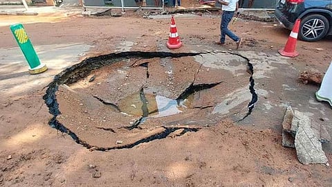 pipe burst in Chevarambalam, huge crater on Kozhikode road