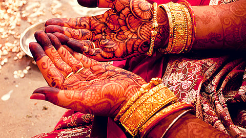 Brides mother eloped with groom with jewel and money