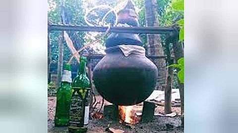 8 liters of vat of liquor found near Manikandan Chaal Chappath